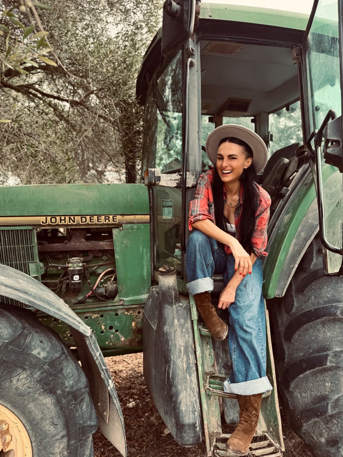 Mimi Fiedler auf einem Traktor